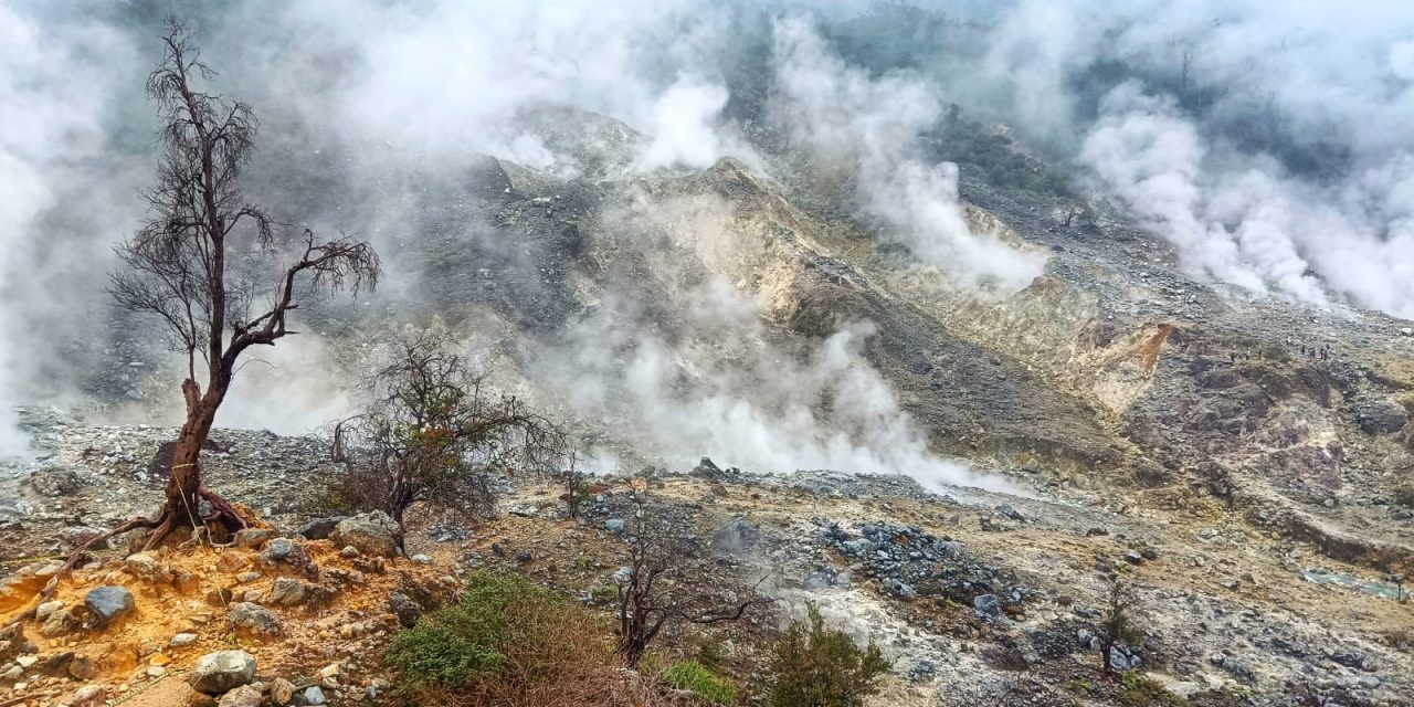 Menikmati Jalur Trekking Kawah Ratu via Pasir Reungit