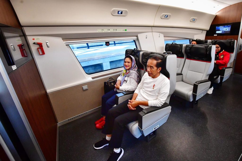 Jokowi dan Iriana naik Whoosh