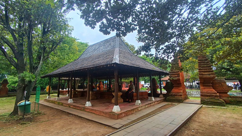 Arsitektur Kasepuhan Cirebon menggabungkan gaya Hindu Majapahit, China, hingga Eropa. 