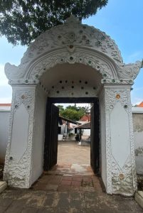 Gerbang dalam Keraton Kasepuhan Cirebon dengan ornamen keramik Tiongkok. 
