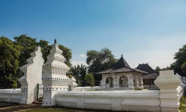 Kanoman, Menjaga Marwah di Tengah Riuh Pasar