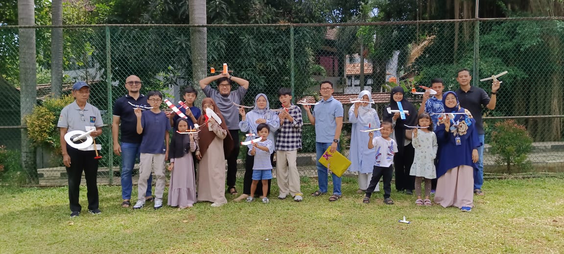 Saat Pesawat-Pesawat Kecil Itu Terbang, Keluarga Pun Ikut Bertumbuh